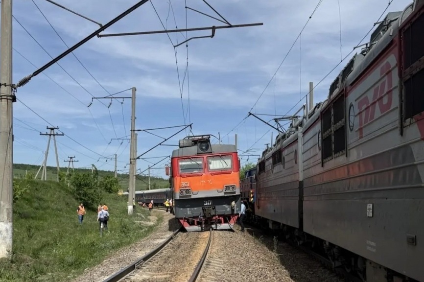 Локомотив пассажирского поезда сошёл с рельсов в Саратове